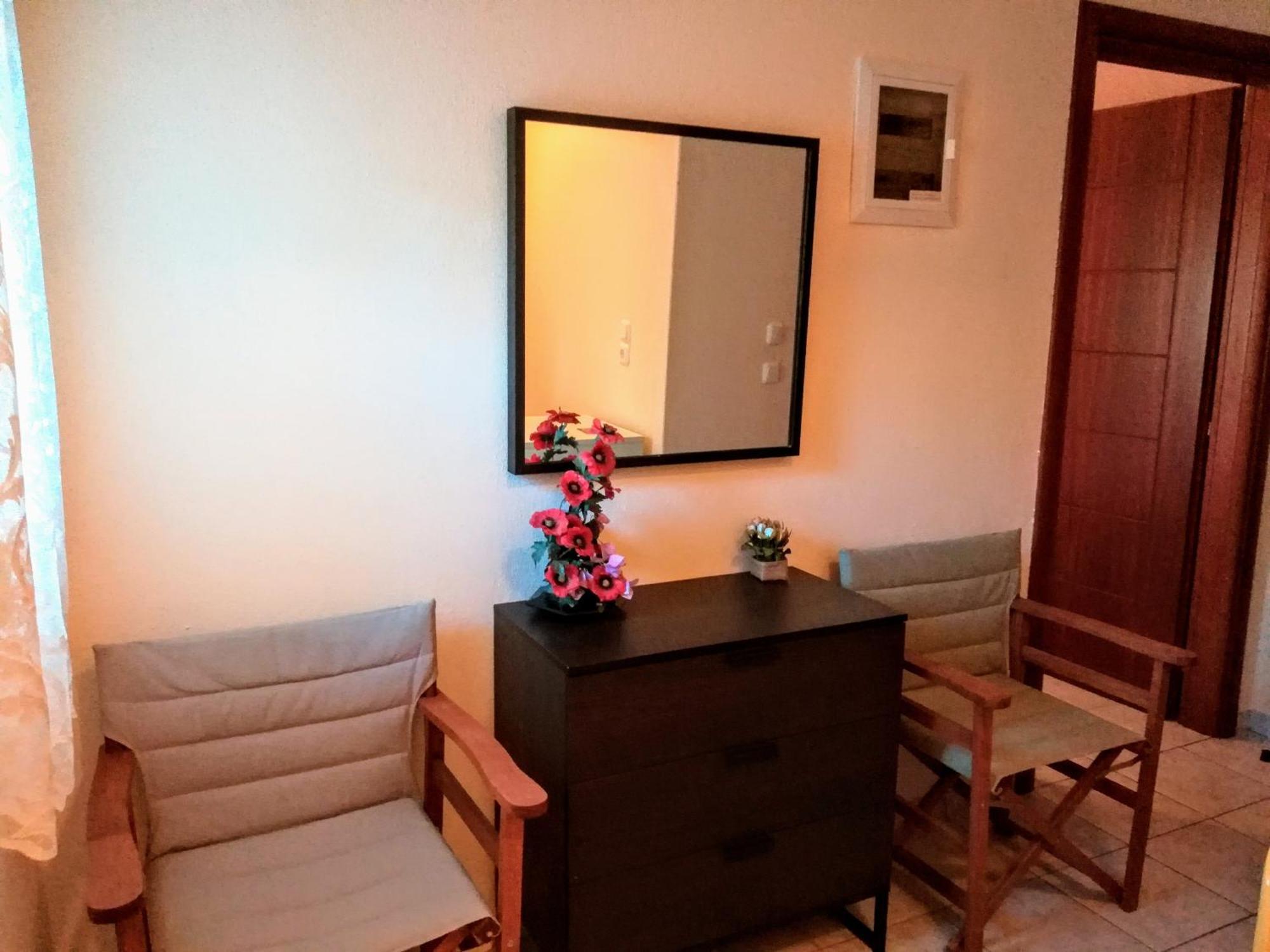 Giorgos Apartments. Skala Fourkas Bilik gambar